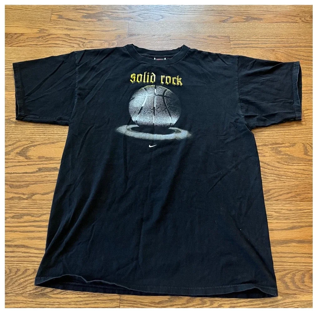 Vintage Nike Team Solid Rock Basketball Graphic T-Shirt Black Mens Large